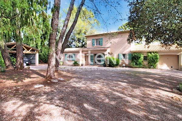 À VENDRE À LORGUES MAISON 211m² avec piscine et garage.
