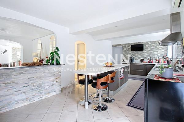 À VENDRE À LORGUES MAISON 211m² avec piscine et garage.