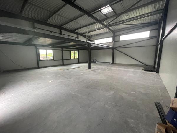 A LOUER : TRES BEAU LOCAl D'ACTIVITÉ NEUF 270 m2 - NORD de Nantes (Treillières)
