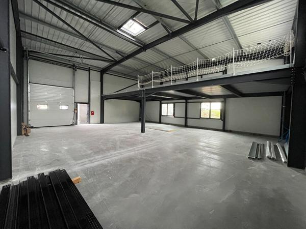 A LOUER : TRES BEAU LOCAl D'ACTIVITÉ NEUF 270 m2 - NORD de Nantes (Treillières)