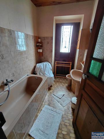 Maison de village
                                                                                                                                                                                                                                                                                                                        5 pièce(s)                                                                                                                                                                                                          2 chambre(s)                                                                                                                                                                                                          82  m²