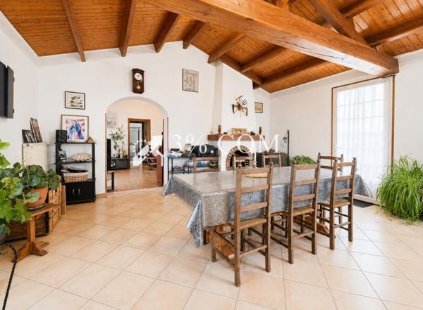 Maison
                                                                                                                                                                                                                                                                                                                        7 pièce(s)                                                                                                                                                                                                          3 chambre(s)                                                                                                                                                                                                          147  m²