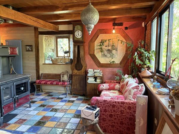 Propriété atypique sur un terrain de 8,5 ha - Piscine possible