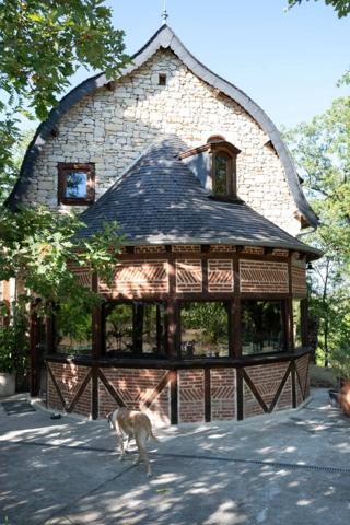 Propriété atypique sur un terrain de 8,5 ha - Piscine possible