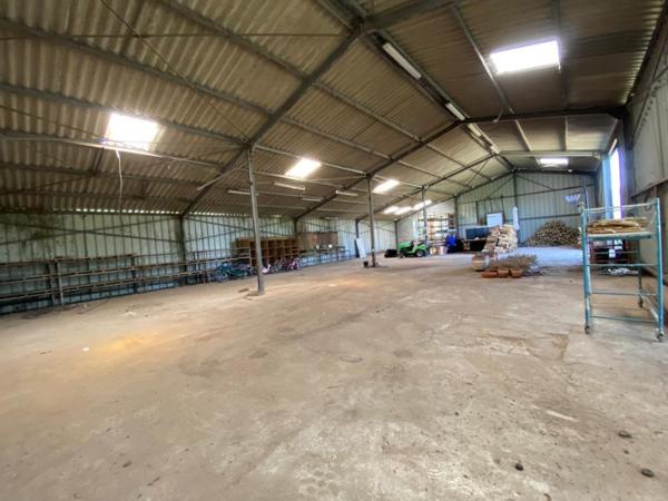 A BRIARE Rare sur le marché Bâtisse familliale 5 Chambres sur 4800m² avec hangars