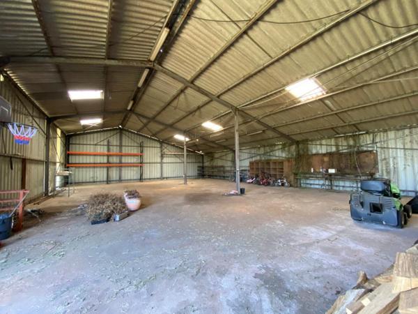 A BRIARE Rare sur le marché Bâtisse familliale 5 Chambres sur 4800m² avec hangars