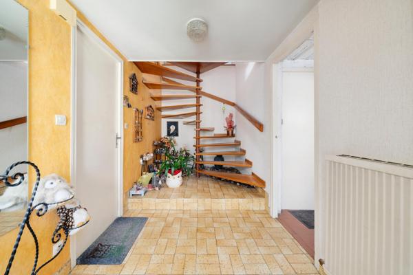 Jolie Maison individuelle, 3 chambres avec sous-sol et garage