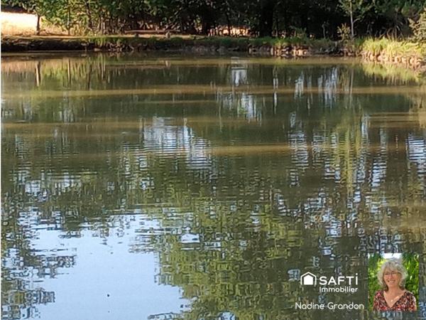 6,7 hectares de prairie, bois, étang - En zone naturelle avec une partie constructible !