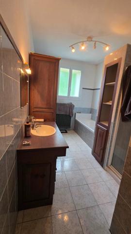 TERRAIN CLOS AVEC UNE GROTTE TROGLODITE