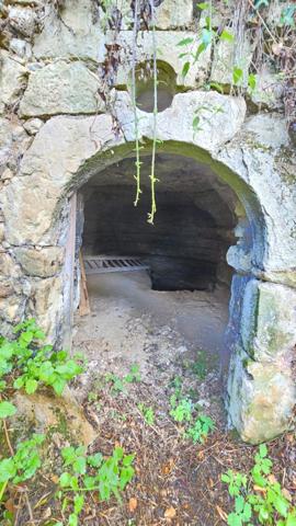 TERRAIN CLOS AVEC UNE GROTTE TROGLODITE