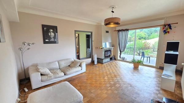 TERRAIN CLOS AVEC UNE GROTTE TROGLODITE