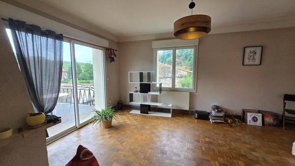 TERRAIN CLOS AVEC UNE GROTTE TROGLODITE