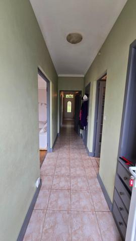 TERRAIN CLOS AVEC UNE GROTTE TROGLODITE