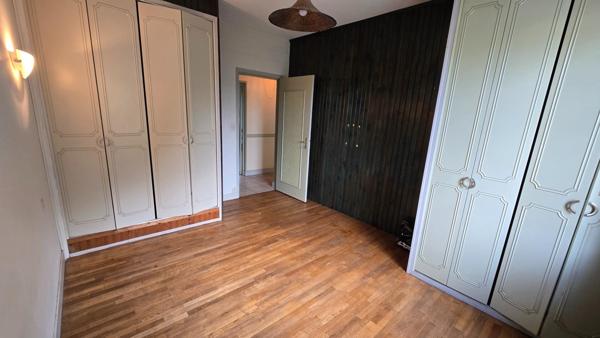 TERRAIN CLOS AVEC UNE GROTTE TROGLODITE