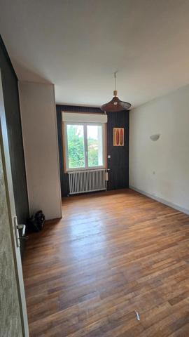 TERRAIN CLOS AVEC UNE GROTTE TROGLODITE