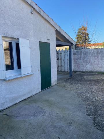 Dans un petit village typique proche de Saint-Pierre-d'Oléron