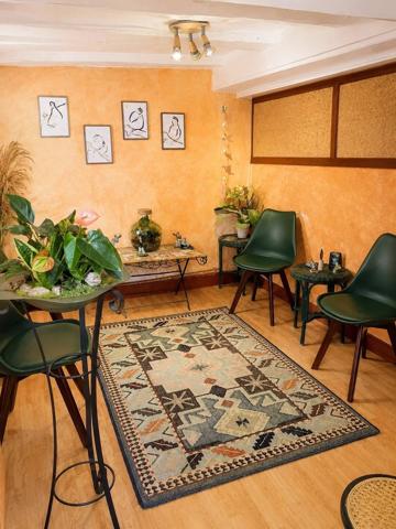 Chinon centre – Maison de caractère 250 m², 4 chambres, cour intérieure et verrière