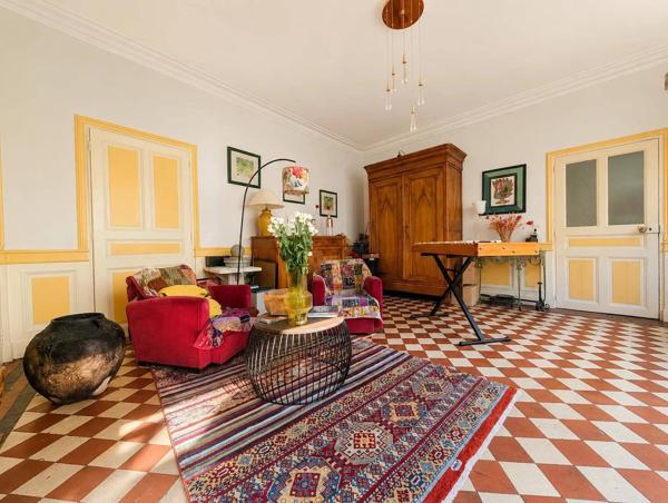 Chinon centre – Maison de caractère 250 m², 4 chambres, cour intérieure et verrière