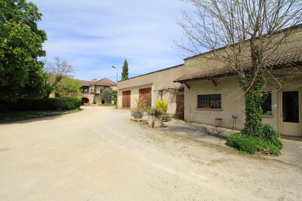 Bel ensemble en pierre à proximité de Prayssac