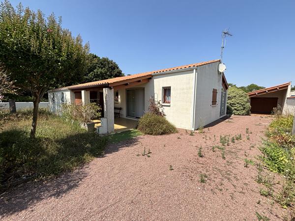 Maison de plain-pied avec garages et véranda - Au calme d'un village du Château-d'Oléron