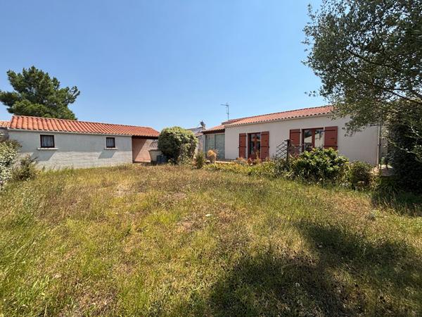 Maison de plain-pied avec garages et véranda - Au calme d'un village du Château-d'Oléron