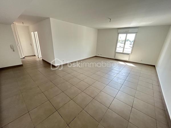 Dans petite copropriété de bon standing de 2012, vaste et lumineux 3 pièces entièrement rénové (peintures, parquets, ...) comprenant une entrée, coin cuisine ouvert sur grand séjour, 2 chambres, salle de bains avec WC et une place de parking sécurisé. Proche des commodités !