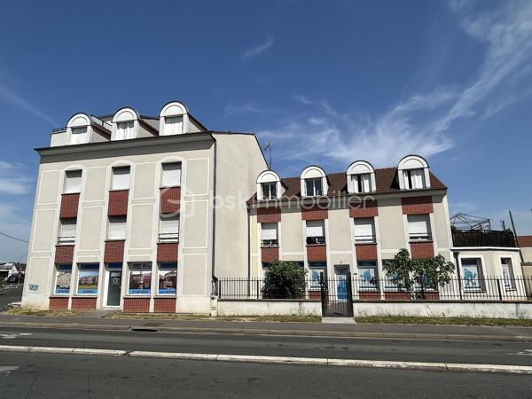 Dans petite copropriété de bon standing de 2012, vaste et lumineux 3 pièces entièrement rénové (peintures, parquets, ...) comprenant une entrée, coin cuisine ouvert sur grand séjour, 2 chambres, salle de bains avec WC et une place de parking sécurisé. Proche des commodités !
