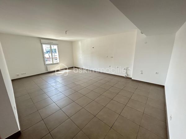 Dans petite copropriété de bon standing de 2012, vaste et lumineux 3 pièces entièrement rénové (peintures, parquets, ...) comprenant une entrée, coin cuisine ouvert sur grand séjour, 2 chambres, salle de bains avec WC et une place de parking sécurisé. Proche des commodités !