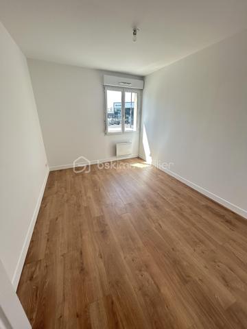 Dans petite copropriété de bon standing de 2012, vaste et lumineux 3 pièces entièrement rénové (peintures, parquets, ...) comprenant une entrée, coin cuisine ouvert sur grand séjour, 2 chambres, salle de bains avec WC et une place de parking sécurisé. Proche des commodités !