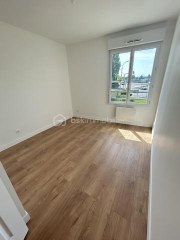Dans petite copropriété de bon standing de 2012, vaste et lumineux 3 pièces entièrement rénové (peintures, parquets, ...) comprenant une entrée, coin cuisine ouvert sur grand séjour, 2 chambres, salle de bains avec WC et une place de parking sécurisé. Proche des commodités !