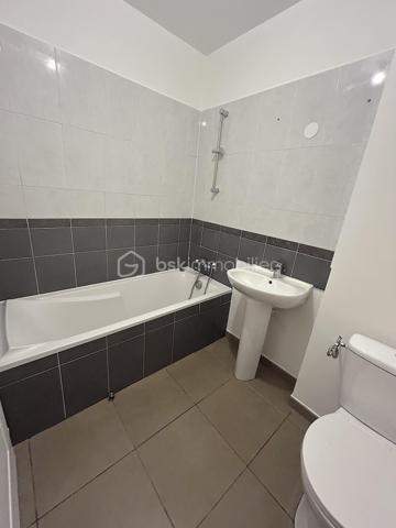 Dans petite copropriété de bon standing de 2012, vaste et lumineux 3 pièces entièrement rénové (peintures, parquets, ...) comprenant une entrée, coin cuisine ouvert sur grand séjour, 2 chambres, salle de bains avec WC et une place de parking sécurisé. Proche des commodités !