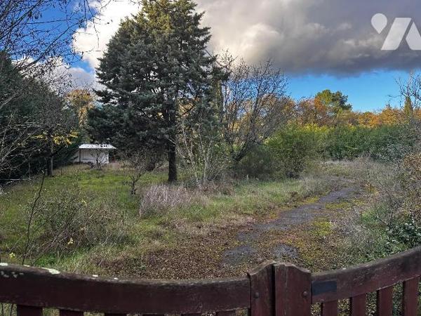 Chinon route de TOURS
Petite maison de type pré-fabriquée à restaurer de 80m2 sur terrain de 2...