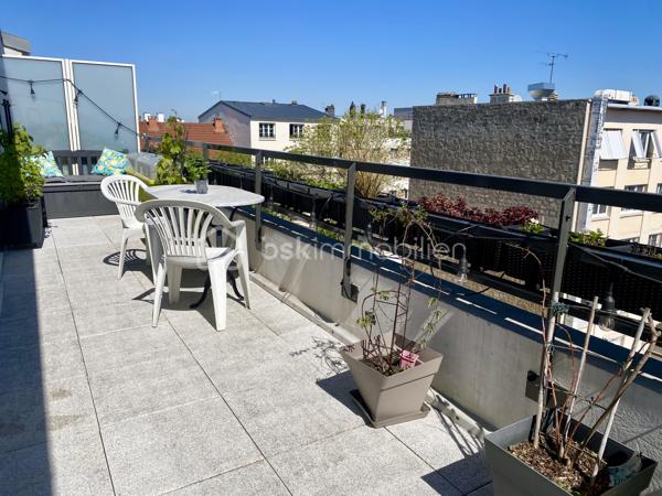 Au centre ville de Drancy, l'appartement est au 4ème et dernier étage d'une résidence recherchée de 2022, au calme, et vous êtes également à 2' des petits commerces et à 10' du RER.
Il saura vous séduire par la qualité et le charme de la copropriété et par ses décorations et aménagements. Les 2 pièces donnent sur la terrasse.

On entre dans le bâtiment par une entrée sécurisée. 
L'entrée de l'appartement a été aménagée avec plusieurs rangements. 
On peut ensuite accéder à la pièce de vie ou au grand WC indépendant.
La pièce de vie de 26 m² comprend la cuisine équipée et aménagée avec goût et qualité, le salon et la salle à manger. Elle est parfaitement ensoleillée, avec l'exposition Est. L'accès terrasse est facilité par 2 grandes portes-fenêtres.
L'espace nuit s'organise avec 1 chambre de 12,5 m² donnant sur la terrasse également et une salle de bain de 6 m². 
Le bien est complété par une 1 place de parking sécurisée en sous-sol et des locaux collectifs pour motos et vélos. 

Tous les matériaux utilisés sont de belle qualité, assurant une isolation et un confort optimal. La décoration des sols, murs et mobiliers est également en harmonie, rehaussant le charme de chaque pièce.

Les +++ : une copropriété qualitative et c'est visible, un bâtiment de 2022 !, 1 immeuble sécurisé avec interphone, des parties communes qualitatives et bien entretenues, 1 VMC individuelle, du double vitrage de qualité, une luminosité remarquable toute la journée, le salon-salle à manger de 26 m² transformable en salon et 2ème chambre, un carrelage magnifique pour toutes les pièces, et un DPE de classe C. 
L'accès est simple à toutes les commodités : proximité des petits commerces et 10' en bus à destination RER B ou du métro 5.

Ne tardez pas à visiter ce petit bijou ! Bien exceptionnel sur le marché !