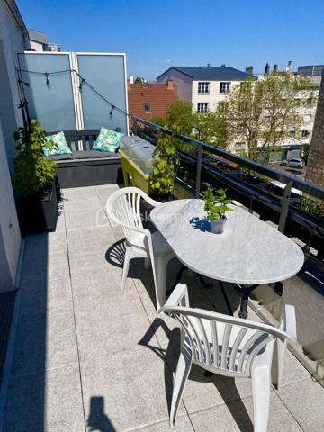 Au centre ville de Drancy, l'appartement est au 4ème et dernier étage d'une résidence recherchée de 2022, au calme, et vous êtes également à 2' des petits commerces et à 10' du RER.
Il saura vous séduire par la qualité et le charme de la copropriété et par ses décorations et aménagements. Les 2 pièces donnent sur la terrasse.

On entre dans le bâtiment par une entrée sécurisée. 
L'entrée de l'appartement a été aménagée avec plusieurs rangements. 
On peut ensuite accéder à la pièce de vie ou au grand WC indépendant.
La pièce de vie de 26 m² comprend la cuisine équipée et aménagée avec goût et qualité, le salon et la salle à manger. Elle est parfaitement ensoleillée, avec l'exposition Est. L'accès terrasse est facilité par 2 grandes portes-fenêtres.
L'espace nuit s'organise avec 1 chambre de 12,5 m² donnant sur la terrasse également et une salle de bain de 6 m². 
Le bien est complété par une 1 place de parking sécurisée en sous-sol et des locaux collectifs pour motos et vélos. 

Tous les matériaux utilisés sont de belle qualité, assurant une isolation et un confort optimal. La décoration des sols, murs et mobiliers est également en harmonie, rehaussant le charme de chaque pièce.

Les +++ : une copropriété qualitative et c'est visible, un bâtiment de 2022 !, 1 immeuble sécurisé avec interphone, des parties communes qualitatives et bien entretenues, 1 VMC individuelle, du double vitrage de qualité, une luminosité remarquable toute la journée, le salon-salle à manger de 26 m² transformable en salon et 2ème chambre, un carrelage magnifique pour toutes les pièces, et un DPE de classe C. 
L'accès est simple à toutes les commodités : proximité des petits commerces et 10' en bus à destination RER B ou du métro 5.

Ne tardez pas à visiter ce petit bijou ! Bien exceptionnel sur le marché !