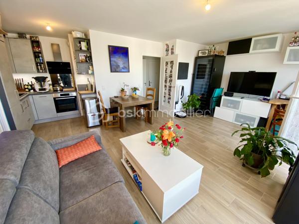 Au centre ville de Drancy, l'appartement est au 4ème et dernier étage d'une résidence recherchée de 2022, au calme, et vous êtes également à 2' des petits commerces et à 10' du RER.
Il saura vous séduire par la qualité et le charme de la copropriété et par ses décorations et aménagements. Les 2 pièces donnent sur la terrasse.

On entre dans le bâtiment par une entrée sécurisée. 
L'entrée de l'appartement a été aménagée avec plusieurs rangements. 
On peut ensuite accéder à la pièce de vie ou au grand WC indépendant.
La pièce de vie de 26 m² comprend la cuisine équipée et aménagée avec goût et qualité, le salon et la salle à manger. Elle est parfaitement ensoleillée, avec l'exposition Est. L'accès terrasse est facilité par 2 grandes portes-fenêtres.
L'espace nuit s'organise avec 1 chambre de 12,5 m² donnant sur la terrasse également et une salle de bain de 6 m². 
Le bien est complété par une 1 place de parking sécurisée en sous-sol et des locaux collectifs pour motos et vélos. 

Tous les matériaux utilisés sont de belle qualité, assurant une isolation et un confort optimal. La décoration des sols, murs et mobiliers est également en harmonie, rehaussant le charme de chaque pièce.

Les +++ : une copropriété qualitative et c'est visible, un bâtiment de 2022 !, 1 immeuble sécurisé avec interphone, des parties communes qualitatives et bien entretenues, 1 VMC individuelle, du double vitrage de qualité, une luminosité remarquable toute la journée, le salon-salle à manger de 26 m² transformable en salon et 2ème chambre, un carrelage magnifique pour toutes les pièces, et un DPE de classe C. 
L'accès est simple à toutes les commodités : proximité des petits commerces et 10' en bus à destination RER B ou du métro 5.

Ne tardez pas à visiter ce petit bijou ! Bien exceptionnel sur le marché !
