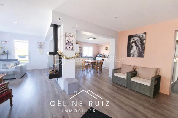 Bien RARE, pensé pour s’adapter à différents projets de vie (famille, investisseurs, projet d'entreprise ...)
Une configuration flexible et évolutive : la maison est édifiée sur trois niveaux.

EMPLACEMENT IDÉAL :
Idéalement située au cœur de Beaucouzé, à proximité immédiate des commerces de la commune, des écoles et des transports.
À moins de 10 minutes du centre-ville d’Angers, des transports en commun (bus et tramway) et à quelques minutes à pied du campus de Belle-Beille.

L'emplacement peut également convenir à un professionnel en recherche de visibilité.

Cette maison de 187,59 m² habitables, avec un sous-sol de 130 m², offre de beaux volumes et de nombreuses possibilités d’aménagement.

- Rez-de-chaussée confortable permettant une vie de PLAIN-PIED sur 130 m² (2 ou 3 chambres)
- Étage communiquant ou indépendant de 91 m² au sol (accès extérieur indépendant possible et déjà en place)
- Sous-sol complet de 130 m²

Au RDC :
Une vaste pièce de vie lumineuse ouverte sur la cuisine
Un espace nuit comprenant 2 chambres (dont une très grande, divisible pour créer une 3ème chambre)
Une salle de bain
Deux WC indépendants
Espaces de rangement

À l’ÉTAGE 
Deux chambres
Une salle d’eau
Un WC indépendant
Une grande pièce polyvalente de 30 m² (espace divisible en plusieurs chambres ou STUDIO locatif) avec accès privatif escalier extérieur et parking privatif.
Une grande terrasse agréable

L'étage peut être loué en T2 selon la configuration actuelle. L'étage est accessible depuis le RDC séparation par une porte en haut et bas de l'escalier. Il est également accessible depuis l'extérieur.

Au SOUS-SOL :
Sous-sol complet
2 portes de garage

Espaces de stockage, atelier, chaufferie

Les extérieurs :
Jardin avec espace paysager
Cour avec stationnement goudronné


À découvrir et à s’approprier selon vos envies.
VIDEO disponible sur demande