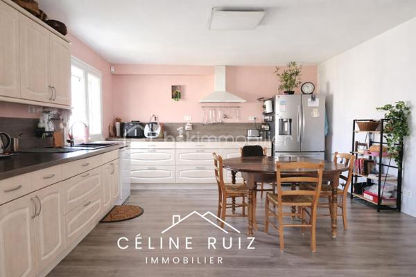 Bien RARE, pensé pour s’adapter à différents projets de vie (famille, investisseurs, projet d'entreprise ...)
Une configuration flexible et évolutive : la maison est édifiée sur trois niveaux.

EMPLACEMENT IDÉAL :
Idéalement située au cœur de Beaucouzé, à proximité immédiate des commerces de la commune, des écoles et des transports.
À moins de 10 minutes du centre-ville d’Angers, des transports en commun (bus et tramway) et à quelques minutes à pied du campus de Belle-Beille.

L'emplacement peut également convenir à un professionnel en recherche de visibilité.

Cette maison de 187,59 m² habitables, avec un sous-sol de 130 m², offre de beaux volumes et de nombreuses possibilités d’aménagement.

- Rez-de-chaussée confortable permettant une vie de PLAIN-PIED sur 130 m² (2 ou 3 chambres)
- Étage communiquant ou indépendant de 91 m² au sol (accès extérieur indépendant possible et déjà en place)
- Sous-sol complet de 130 m²

Au RDC :
Une vaste pièce de vie lumineuse ouverte sur la cuisine
Un espace nuit comprenant 2 chambres (dont une très grande, divisible pour créer une 3ème chambre)
Une salle de bain
Deux WC indépendants
Espaces de rangement

À l’ÉTAGE 
Deux chambres
Une salle d’eau
Un WC indépendant
Une grande pièce polyvalente de 30 m² (espace divisible en plusieurs chambres ou STUDIO locatif) avec accès privatif escalier extérieur et parking privatif.
Une grande terrasse agréable

L'étage peut être loué en T2 selon la configuration actuelle. L'étage est accessible depuis le RDC séparation par une porte en haut et bas de l'escalier. Il est également accessible depuis l'extérieur.

Au SOUS-SOL :
Sous-sol complet
2 portes de garage

Espaces de stockage, atelier, chaufferie

Les extérieurs :
Jardin avec espace paysager
Cour avec stationnement goudronné


À découvrir et à s’approprier selon vos envies.
VIDEO disponible sur demande