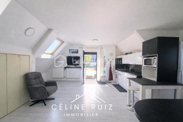 Bien RARE, pensé pour s’adapter à différents projets de vie (famille, investisseurs, projet d'entreprise ...)
Une configuration flexible et évolutive : la maison est édifiée sur trois niveaux.

EMPLACEMENT IDÉAL :
Idéalement située au cœur de Beaucouzé, à proximité immédiate des commerces de la commune, des écoles et des transports.
À moins de 10 minutes du centre-ville d’Angers, des transports en commun (bus et tramway) et à quelques minutes à pied du campus de Belle-Beille.

L'emplacement peut également convenir à un professionnel en recherche de visibilité.

Cette maison de 187,59 m² habitables, avec un sous-sol de 130 m², offre de beaux volumes et de nombreuses possibilités d’aménagement.

- Rez-de-chaussée confortable permettant une vie de PLAIN-PIED sur 130 m² (2 ou 3 chambres)
- Étage communiquant ou indépendant de 91 m² au sol (accès extérieur indépendant possible et déjà en place)
- Sous-sol complet de 130 m²

Au RDC :
Une vaste pièce de vie lumineuse ouverte sur la cuisine
Un espace nuit comprenant 2 chambres (dont une très grande, divisible pour créer une 3ème chambre)
Une salle de bain
Deux WC indépendants
Espaces de rangement

À l’ÉTAGE 
Deux chambres
Une salle d’eau
Un WC indépendant
Une grande pièce polyvalente de 30 m² (espace divisible en plusieurs chambres ou STUDIO locatif) avec accès privatif escalier extérieur et parking privatif.
Une grande terrasse agréable

L'étage peut être loué en T2 selon la configuration actuelle. L'étage est accessible depuis le RDC séparation par une porte en haut et bas de l'escalier. Il est également accessible depuis l'extérieur.

Au SOUS-SOL :
Sous-sol complet
2 portes de garage

Espaces de stockage, atelier, chaufferie

Les extérieurs :
Jardin avec espace paysager
Cour avec stationnement goudronné


À découvrir et à s’approprier selon vos envies.
VIDEO disponible sur demande