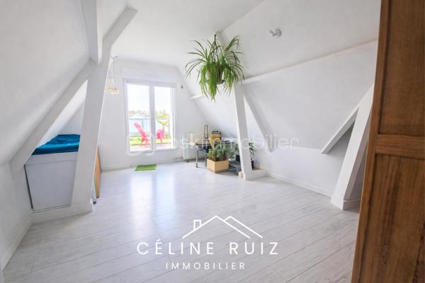 Bien RARE, pensé pour s’adapter à différents projets de vie (famille, investisseurs, projet d'entreprise ...)
Une configuration flexible et évolutive : la maison est édifiée sur trois niveaux.

EMPLACEMENT IDÉAL :
Idéalement située au cœur de Beaucouzé, à proximité immédiate des commerces de la commune, des écoles et des transports.
À moins de 10 minutes du centre-ville d’Angers, des transports en commun (bus et tramway) et à quelques minutes à pied du campus de Belle-Beille.

L'emplacement peut également convenir à un professionnel en recherche de visibilité.

Cette maison de 187,59 m² habitables, avec un sous-sol de 130 m², offre de beaux volumes et de nombreuses possibilités d’aménagement.

- Rez-de-chaussée confortable permettant une vie de PLAIN-PIED sur 130 m² (2 ou 3 chambres)
- Étage communiquant ou indépendant de 91 m² au sol (accès extérieur indépendant possible et déjà en place)
- Sous-sol complet de 130 m²

Au RDC :
Une vaste pièce de vie lumineuse ouverte sur la cuisine
Un espace nuit comprenant 2 chambres (dont une très grande, divisible pour créer une 3ème chambre)
Une salle de bain
Deux WC indépendants
Espaces de rangement

À l’ÉTAGE 
Deux chambres
Une salle d’eau
Un WC indépendant
Une grande pièce polyvalente de 30 m² (espace divisible en plusieurs chambres ou STUDIO locatif) avec accès privatif escalier extérieur et parking privatif.
Une grande terrasse agréable

L'étage peut être loué en T2 selon la configuration actuelle. L'étage est accessible depuis le RDC séparation par une porte en haut et bas de l'escalier. Il est également accessible depuis l'extérieur.

Au SOUS-SOL :
Sous-sol complet
2 portes de garage

Espaces de stockage, atelier, chaufferie

Les extérieurs :
Jardin avec espace paysager
Cour avec stationnement goudronné


À découvrir et à s’approprier selon vos envies.
VIDEO disponible sur demande