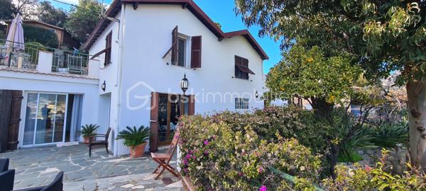 ✨ Villa avec potentiel unique – Menton, quartier résidentiel ✨

À seulement 5 minutes en voiture du centre-ville de Menton, découvrez cette propriété rare nichée dans un environnement paisible et verdoyant.

Implantée sur un terrain en légère restanque de 2 800 m², la villa actuelle développe environ 100 m² habitables, complétée par un studio indépendant sous terrasse avec accès séparé.

Depuis les extérieurs, vous profitez d’un cadre privilégié avec vue sur les montagnes, la mer et jusqu’à l’Italie au loin. Le quartier, recherché pour son calme et sa beauté, offre un véritable écrin de nature.

L’accès voiture est aisé, et l’atout majeur réside dans le potentiel constructible : possibilité d’édifier jusqu’à 400 m² au total, ouvrant la voie à de multiples projets, qu’il s’agisse d’une rénovation de prestige ou d’une nouvelle réalisation contemporaine.

Un bien à fort potentiel, idéal pour les amateurs de calme et de vues dégagées, à deux pas de la Riviera italienne.