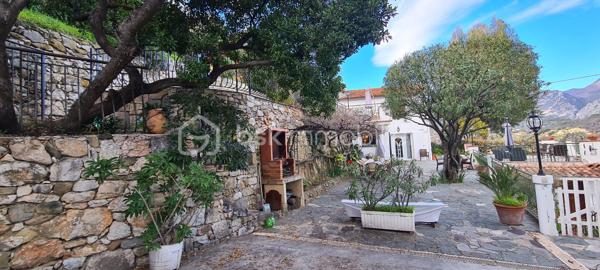✨ Villa avec potentiel unique – Menton, quartier résidentiel ✨

À seulement 5 minutes en voiture du centre-ville de Menton, découvrez cette propriété rare nichée dans un environnement paisible et verdoyant.

Implantée sur un terrain en légère restanque de 2 800 m², la villa actuelle développe environ 100 m² habitables, complétée par un studio indépendant sous terrasse avec accès séparé.

Depuis les extérieurs, vous profitez d’un cadre privilégié avec vue sur les montagnes, la mer et jusqu’à l’Italie au loin. Le quartier, recherché pour son calme et sa beauté, offre un véritable écrin de nature.

L’accès voiture est aisé, et l’atout majeur réside dans le potentiel constructible : possibilité d’édifier jusqu’à 400 m² au total, ouvrant la voie à de multiples projets, qu’il s’agisse d’une rénovation de prestige ou d’une nouvelle réalisation contemporaine.

Un bien à fort potentiel, idéal pour les amateurs de calme et de vues dégagées, à deux pas de la Riviera italienne.