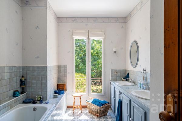 Artigues limite Tresses : Propriété de 221m2 sur 2500m2