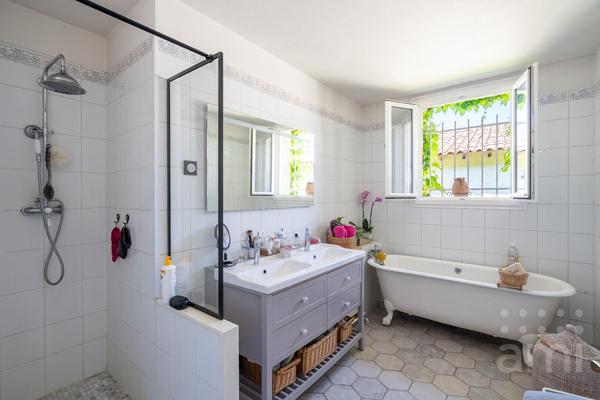 Artigues limite Tresses : Propriété de 221m2 sur 2500m2