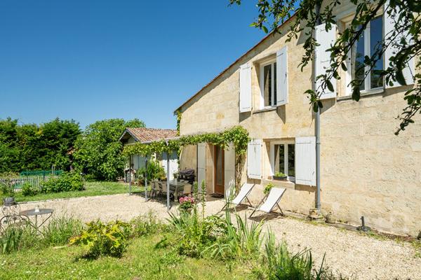 Artigues limite Tresses : Propriété de 221m2 sur 2500m2