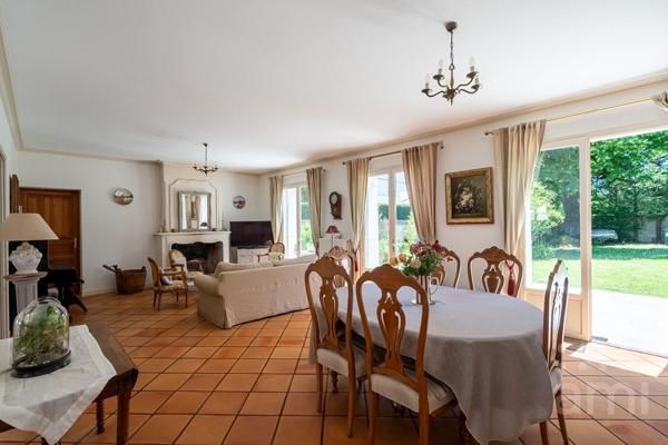 Artigues limite Tresses : Propriété de 221m2 sur 2500m2
