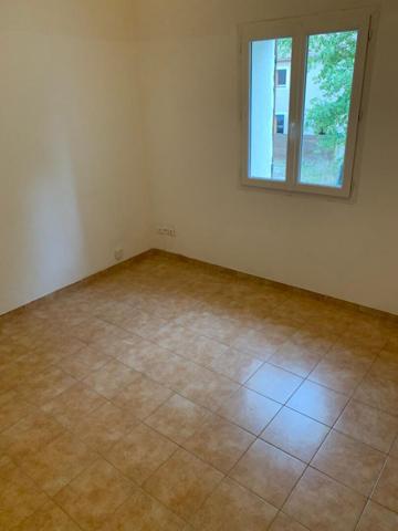 BEL APPARTEMENT AU CENTRE DU VILLAGE - CLIMATISATION et POELE A GRANULES