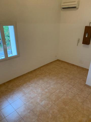 BEL APPARTEMENT AU CENTRE DU VILLAGE - CLIMATISATION et POELE A GRANULES
