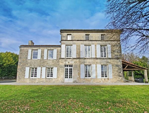 Élégante maison de maître charentaise avec grande piscine chauffée