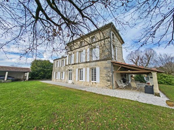 Élégante maison de maître charentaise avec grande piscine chauffée