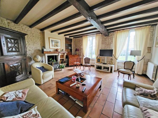 Élégante maison de maître charentaise avec grande piscine chauffée
